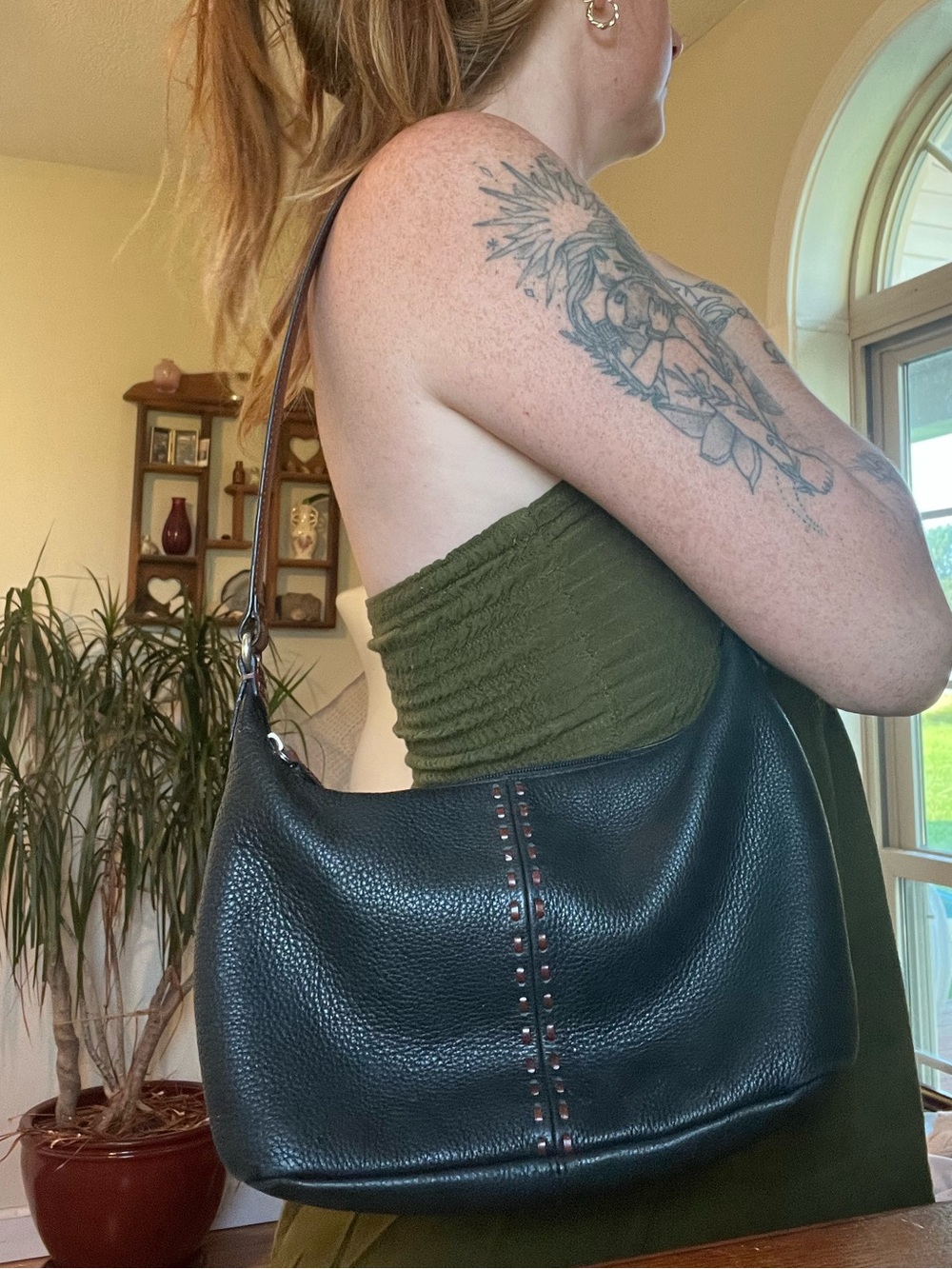 Small Black pebbled leather fossil shoulder bag with brown stitching - Picture 2 of 7